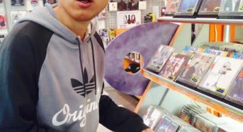Cazan a Iñigo Errejón comprando el último disco de Taburete en El Corte Inglés.