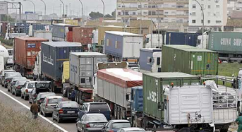 Cientos de camiones bloquean el Puerto de Barcelona por el traslado de la Caixa.