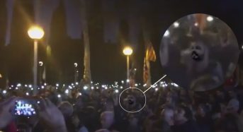 Gabriel Rufián no enciende la linterna de su móvil para no gastar batería en la manifestación del #Freedom11N