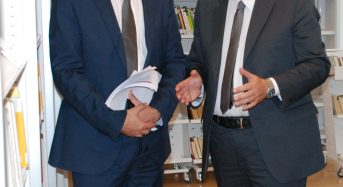 Descubren a Puigdemont comprando lotería de Navidad con la terminación 155