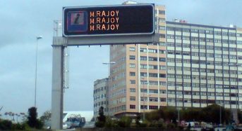 Paneles informativos de tráfico con el «M.Rajoy» en los accesos a A Coruña