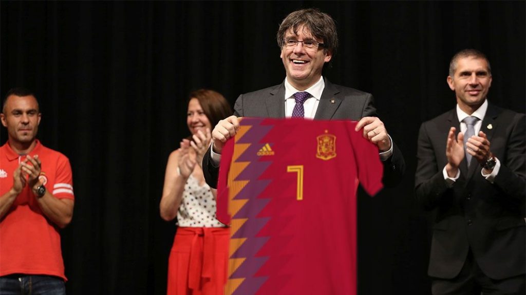 Puigdemont se ríe camiseta de España