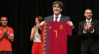 Puigdemont se ríe en Bélgica de la camiseta Adidas de la selección española