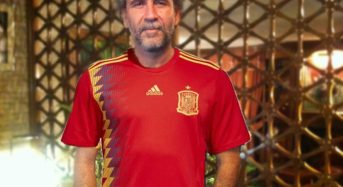 Wily Toledo encantado con la nueva camiseta de Adidas de la selección española.