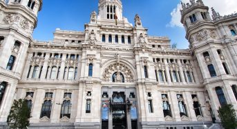 Carmena prohibirá entrar con zapatillas en dependencias municipales.