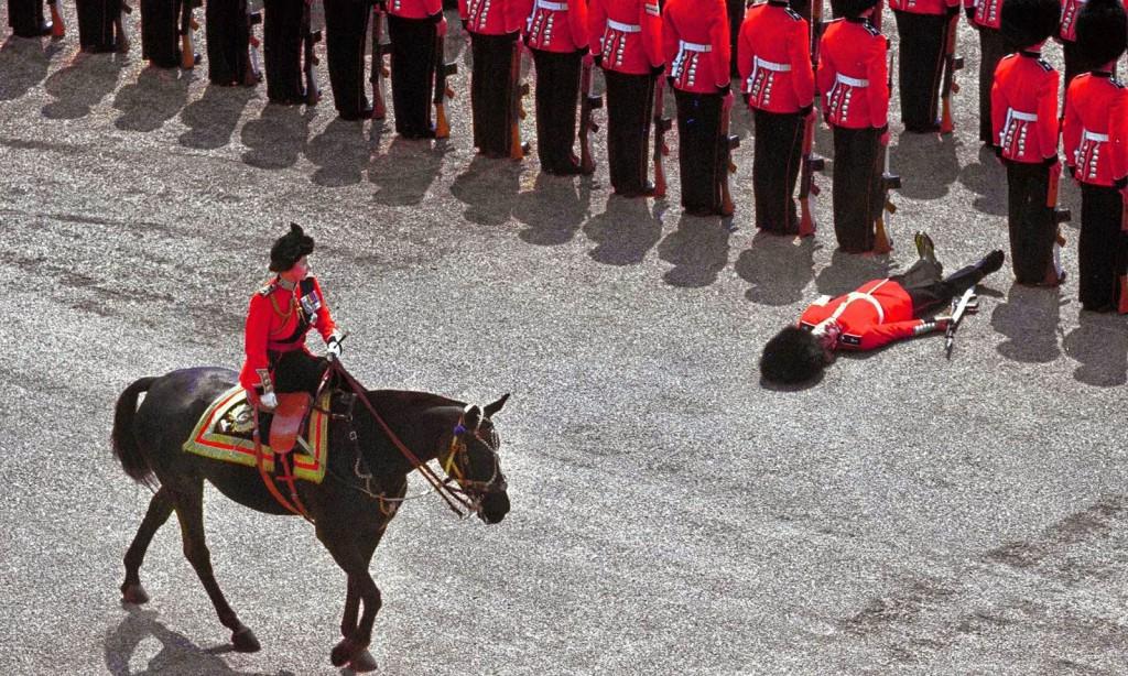 Guardia de Buckingham Palace caído
