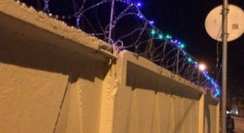 Interior adornó la valla de Melilla con luces, en Navidad, para darle un toque cristiano y evitar que saltasen musulmanes.