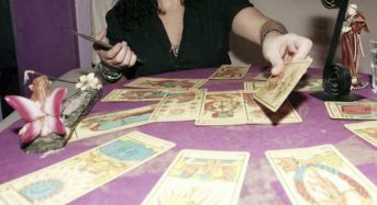 La Policía detiene a una vidente que tiraba las cartas para hacer daño