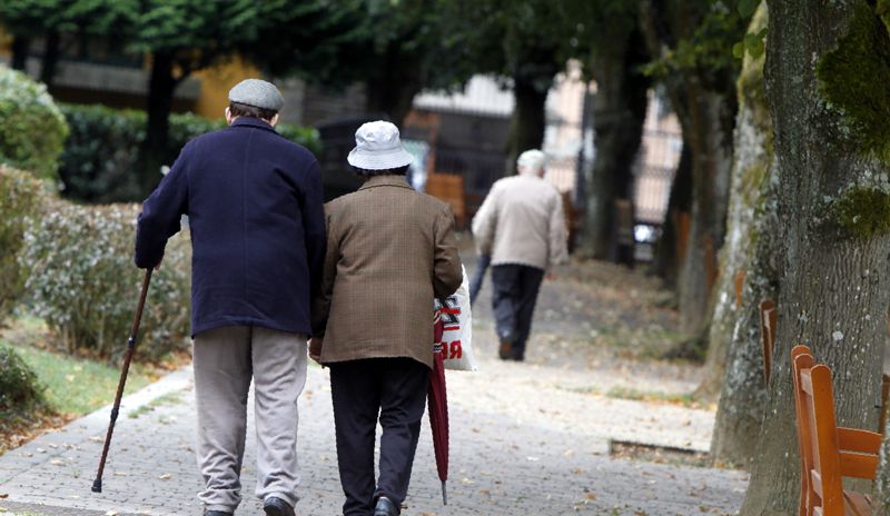 Vieja y viejo camino de Albacete y a mitad de camino va y se la mete