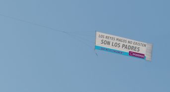 Una avioneta que destroza la ilusión de los niños sobrevuela Madrid.