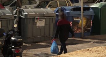 Una concejala podemita cazada tirando la basura 8 minutos antes de la hora establecida.