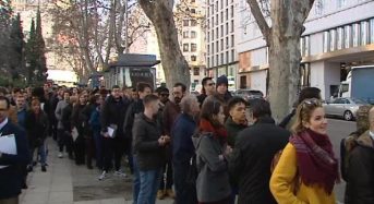 Miles de personas se disputan 5 plazas de gorrilla en Sevilla.