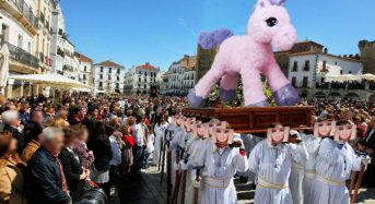 El club de fans de La Vecina Rubia planea un paso con un Unicornio para la próxima Semana Santa