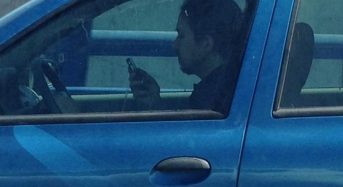 Pablo Iglesías cazado a 210 kilómetros por hora usando el móvil en el Clio de su madre.