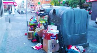 Encuentran 153 orlas universitarias rotas a martillazos junto a la sede del PP