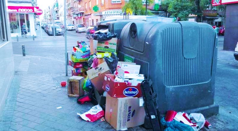 Orlas destrozadas a martillazos junto a la sede del PP