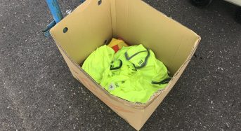 Una nube de mosquitos obligó a la Policía a retirar las camiseta amarillas a los aficionados del Barcelona.