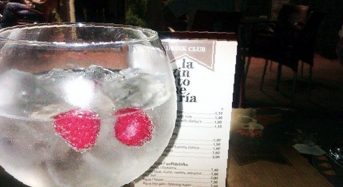 Inhabilitan a un barman que puso 3 gominolas en el gintonic de un fiscal