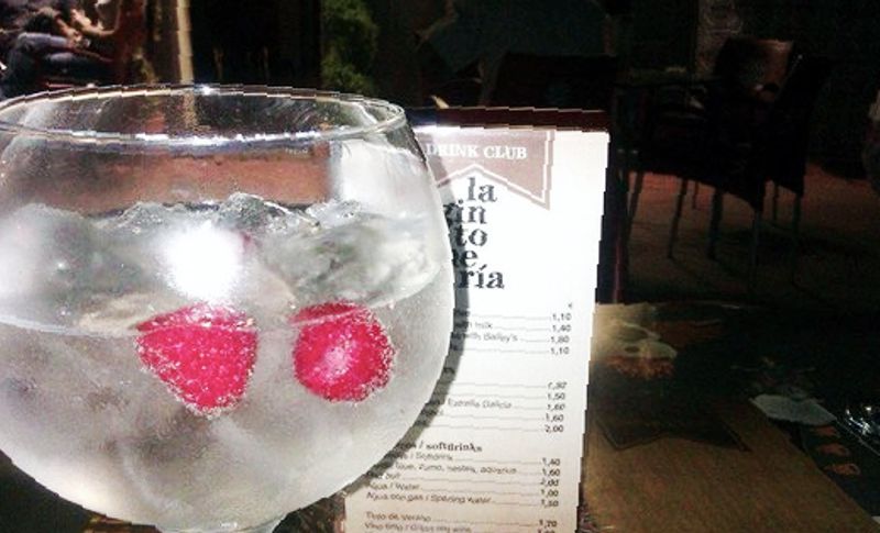 Inhabilitación para camarero que puso 3 gominolas en un Gintonic
