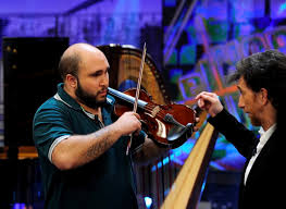 Kiko Rivera tocando el violín
