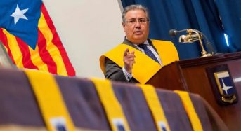 El Ministro Zoido comparece con un gran lazo amarillo en apoyo a los presos políticos catalanes.
