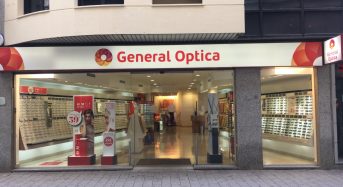 La fiscalía se opone a que Carmena retire los carteles de «General Óptica» en Madrid.