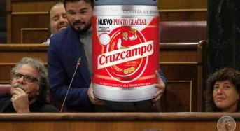 Gabriel Rufián baja las cuestas en punto muerto para no gastar gasolina.