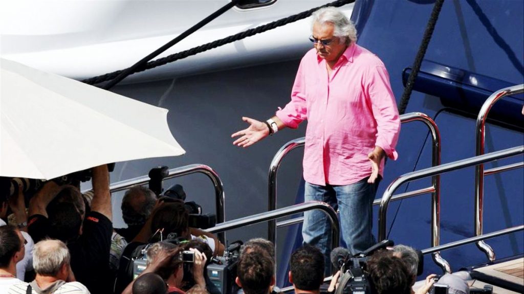 Briatore en barco no puede entrar en Italia