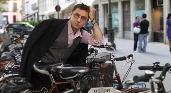 El podemita Juan Carlos Monedero inicia su carrera como modelo de pasarela.