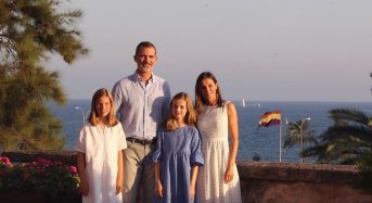 Colocan la bandera republicana fuera Palacio de la Almudania cuando la familia Real se hacía foto oficial