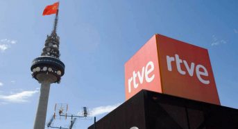 Una bandera comunista ondea en el ‘Pirulí’ tras asumir Podemos el control de Televisión Española.