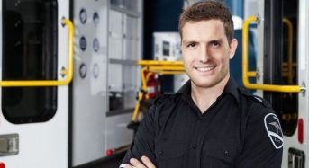 Pablo Casado consigue el título de «Conductor de Ambulancias» en 1 hora