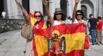 Miles de personas se manifiestan para pedir a la UNESCO que declare el Valle de los Caidos como reserva de la biosfera