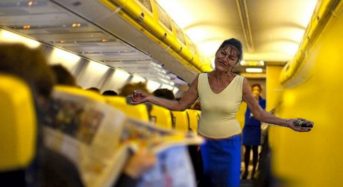 Ryanair ficha a quince mujeres de raza gitana que venderán romero y leerán la buenaventura durante los vuelos.