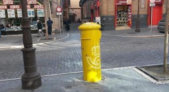 Simpatizantes de Ciudadanos arrancan un buzón de Correos al confundirlo con un lazo amarillo