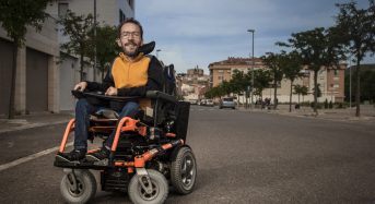 Podemitas reunen tapones de plástico para una nueva silla de lujo para Echenique.
