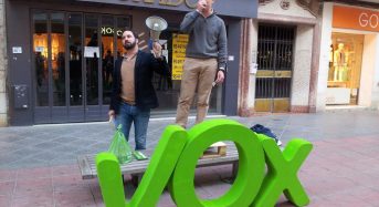 VOX propone que, por ley, el baño de los locales públicos esté siempre al fondo y a la derecha.