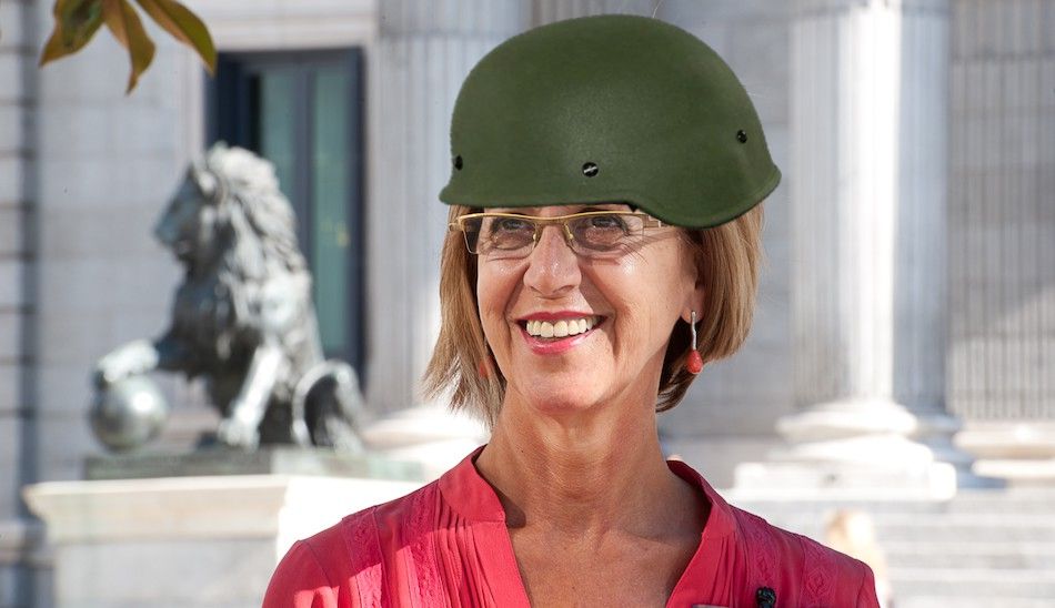 Rosa Díez equipada de militar para alzamiento nacional