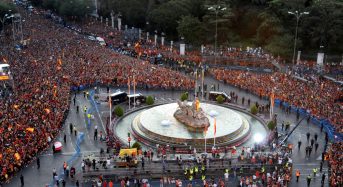 La plaza de Cibeles se llena para celebrar el despido de Lopetegui