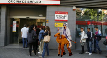 Miles de españoles se ponen «mirando a la meca» para recibir las ayudas que según algunos militantes de VOX reciben los musulmanes.