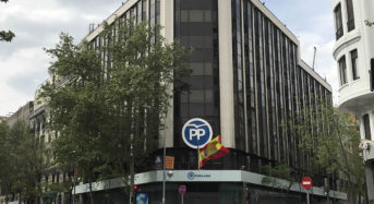 El PP pone banderas a media asta por la retirada de los billetes de 500 euros.