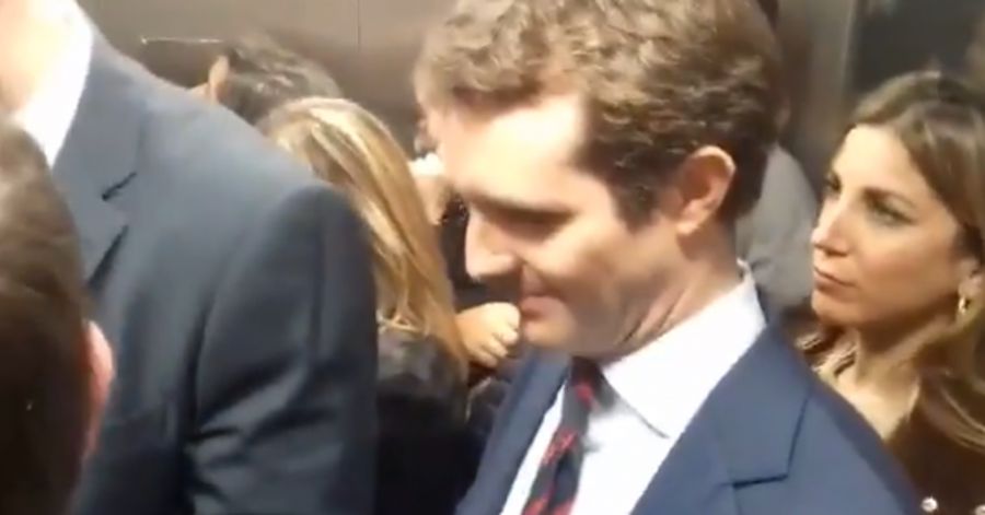 PAblo Casado se queda atrapado en un ascensor en Lleida