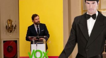 Un señor vestido de Frac, más guapo que Pedro Sánchez, se presenta en un acto de VOX