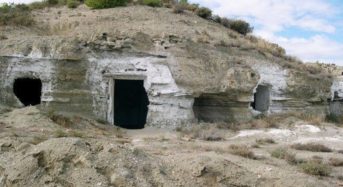 VOX promete cambiar el artículo de la Constitución sobre derecho a una vivienda por: «Un español, una cueva».