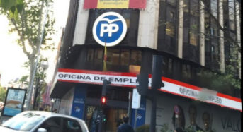 Troleo épico en la sede del PP. Aparece disfrazado de una oficina del INEM.