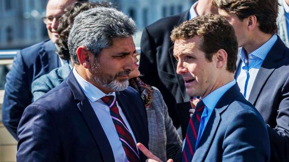 JJ Cortés y Pablo Casado conversando sobre átomos, neutrinos y el tiempo que hará mañana