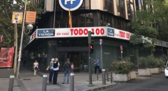 Vuelven a trolear la sede del PP poniendo un cartel de «TODO A 100»