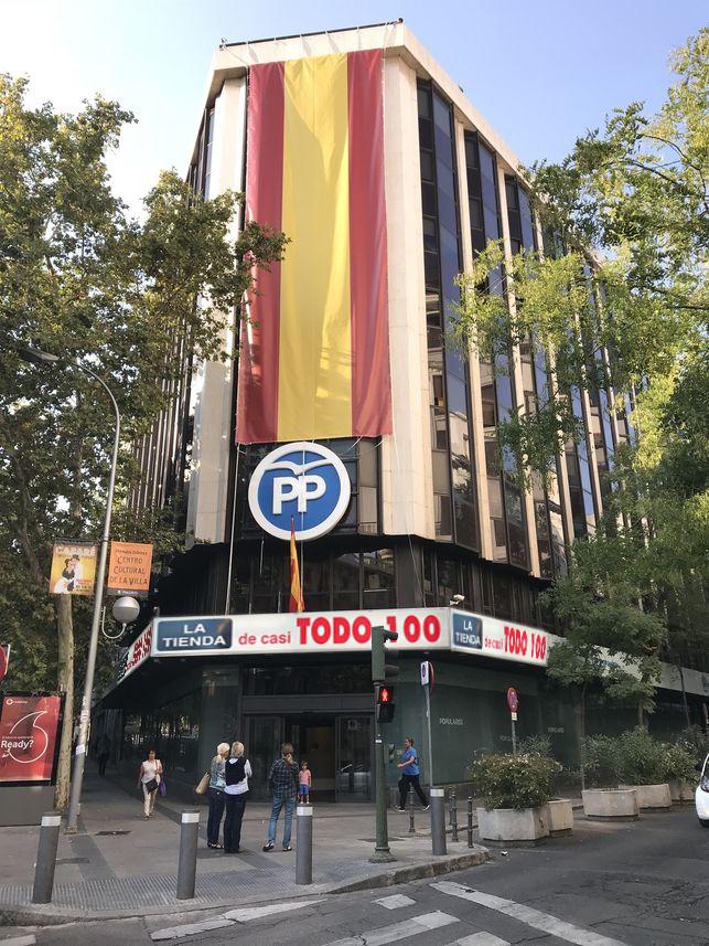 Trolean de nuevo la sede del PP como una tienda de chinos TODO A 100