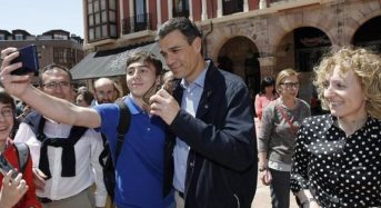 Pedro Sánchez pasa toda la jornada de reflexión tomándose selfies