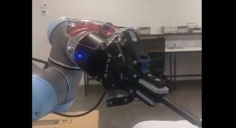 Un equipo de 200 ingenieros de varios países inventan un robot que trolea a Google.